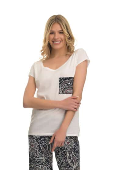 Capri Εμπριμέ Σετ με Λευκό T-Shirt με Ιδιαίτερη Τσέπη και Εμπριμέ Capri Παντελόνι στο κάτω μέρος. - PNN Nightwear